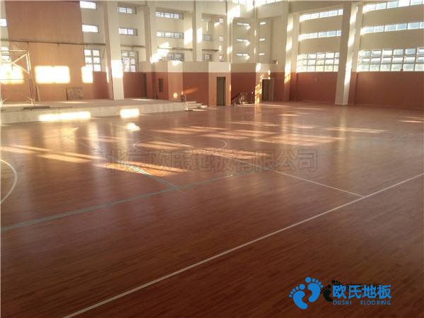 學(xué)?；@球場(chǎng)木地板的變形量